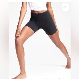 SMALL Athleta Salutation 5" Shorts In Powervita women’s black yoga